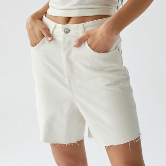 UO BDG 90's Denim Shorts NWT Cream in Size 30 - Picture 1 of 6